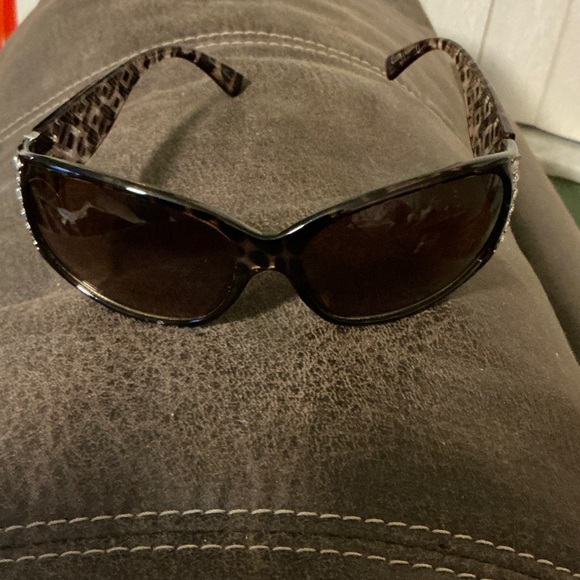 Stylish Black Sunglasses - Picture 2 of 4